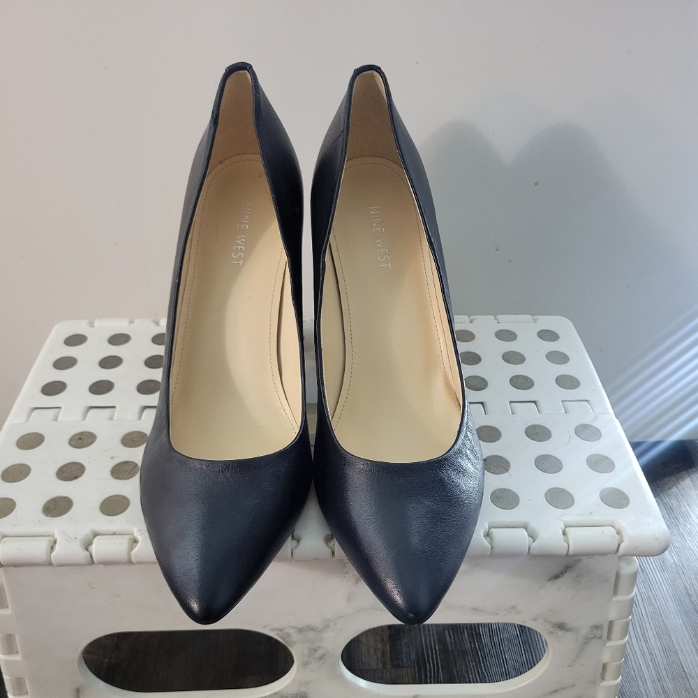 Black pumps
